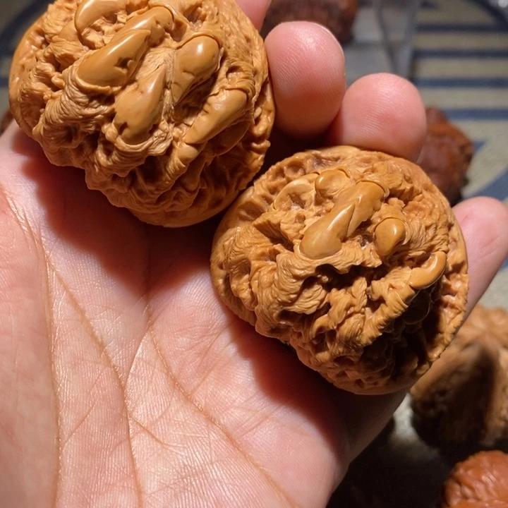 文玩核桃吊坠48粗筋雕吞噬