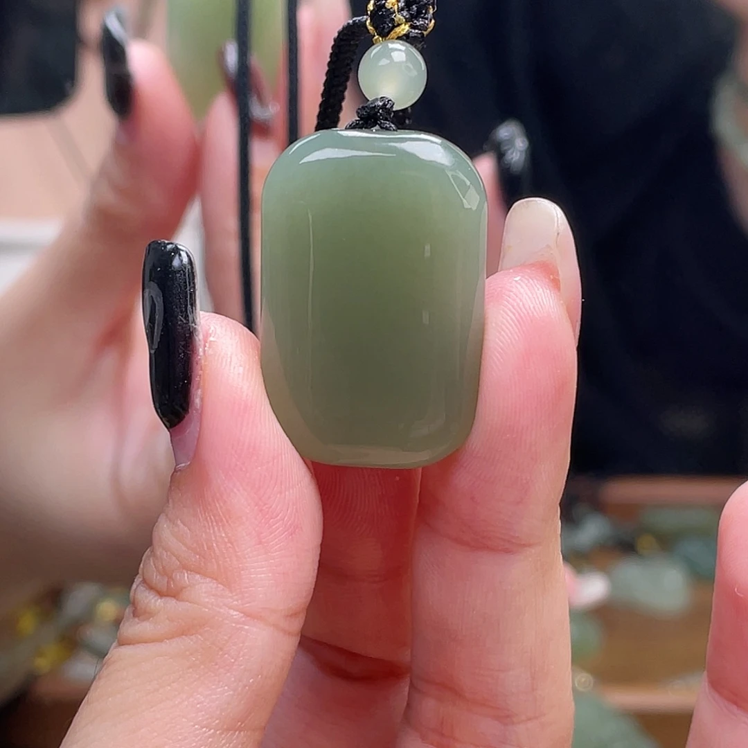 和田玉未镶嵌颈饰无事牌