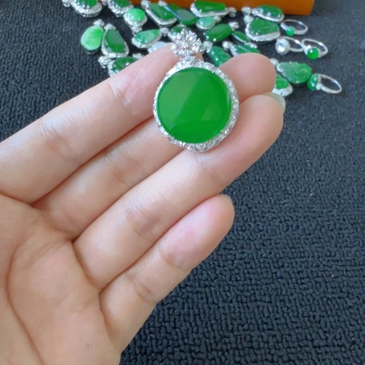 翡翠18K金镶嵌颈饰吊坠