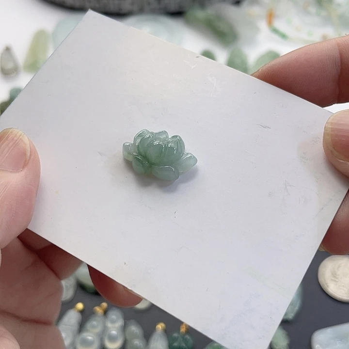 ****多颈饰未镶嵌翡翠莲花