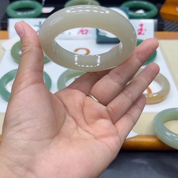 未镶嵌手镯石英质玉?***梨