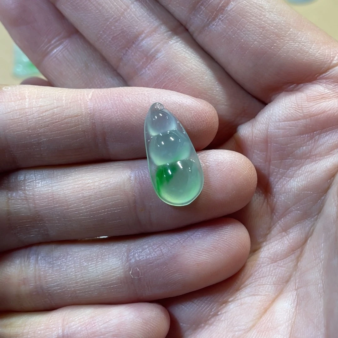 翡翠未镶嵌颈饰豆子