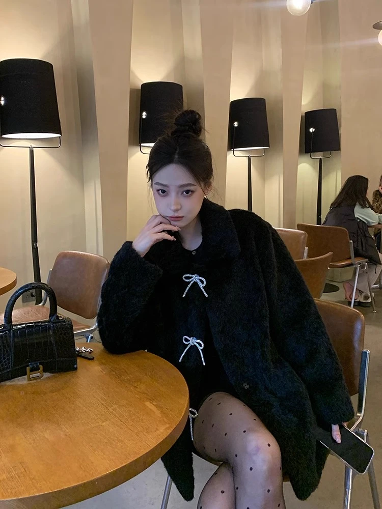 彩云貂可爱亮钻蝴蝶结皮毛一体小香风毛毛外套女秋冬季新品加厚