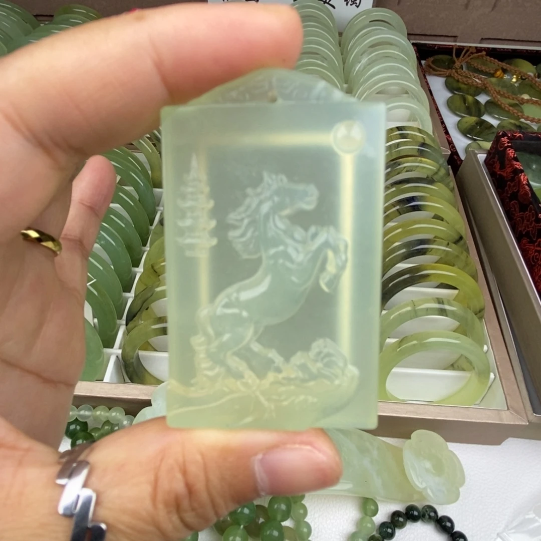 蛇纹石玉未镶嵌颈饰