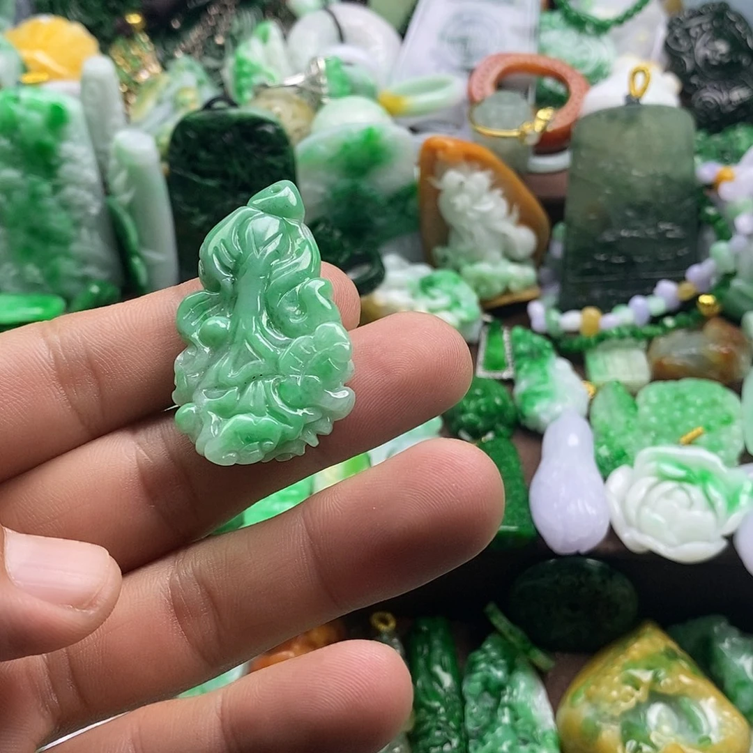 翡翠未镶嵌颈饰白菜