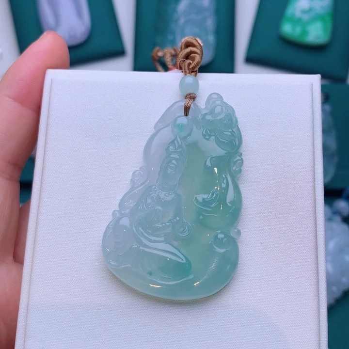 翡翠未镶嵌颈饰观音