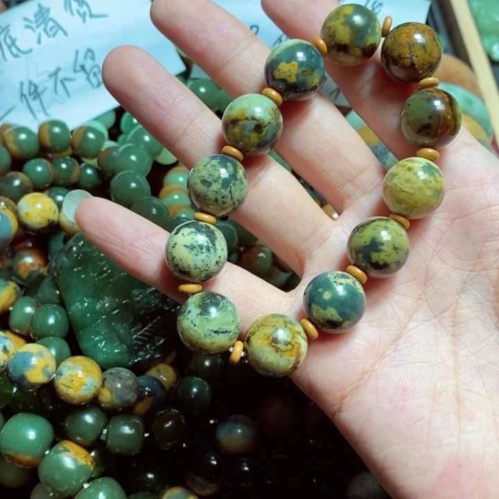 蛇纹石玉颈饰合金