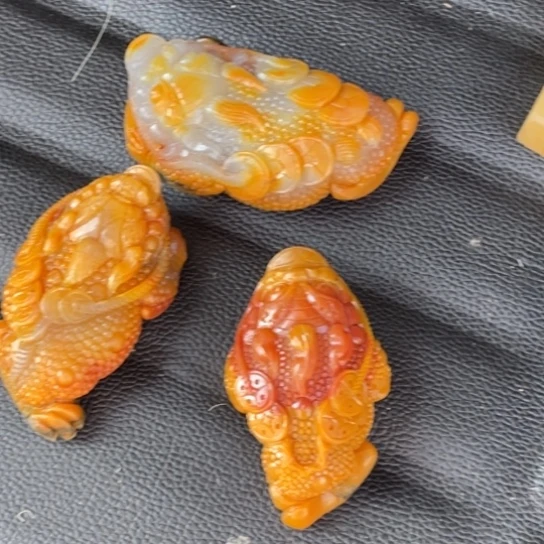 石英质玉（黄龙玉）三个摆件未镶嵌