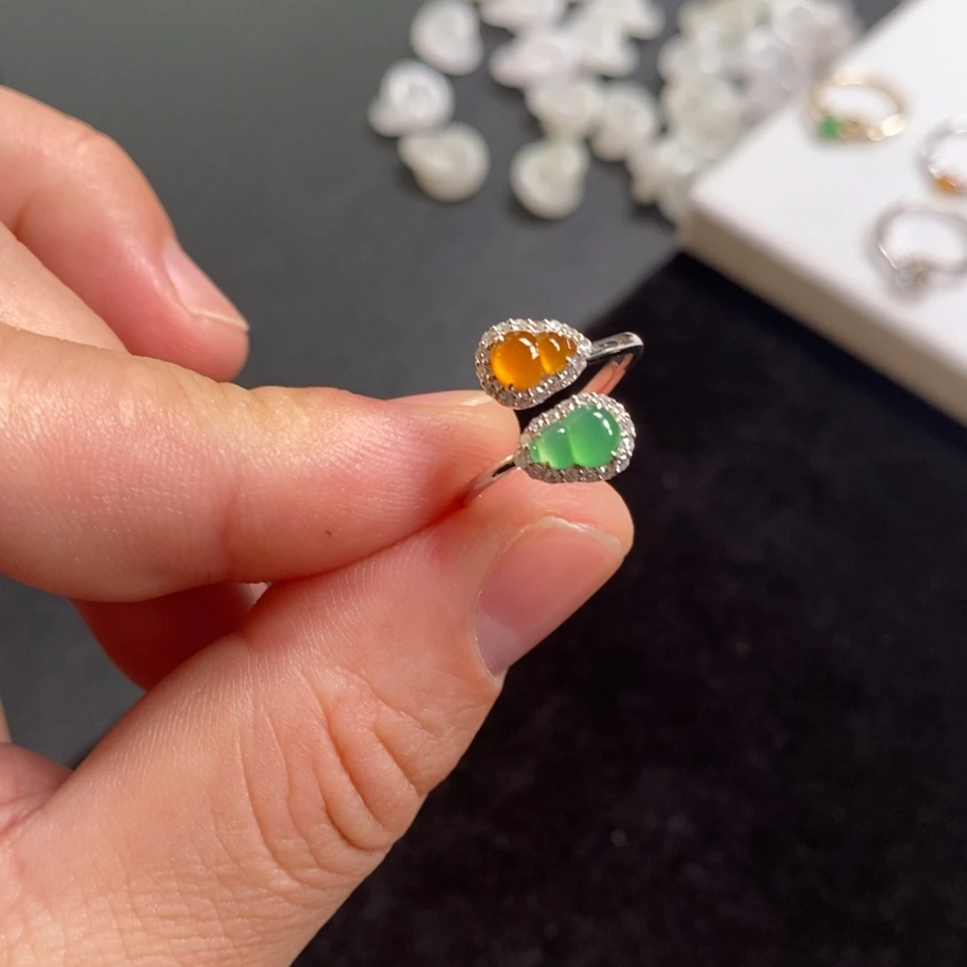 翡翠18K金镶嵌戒指双色葫芦戒指