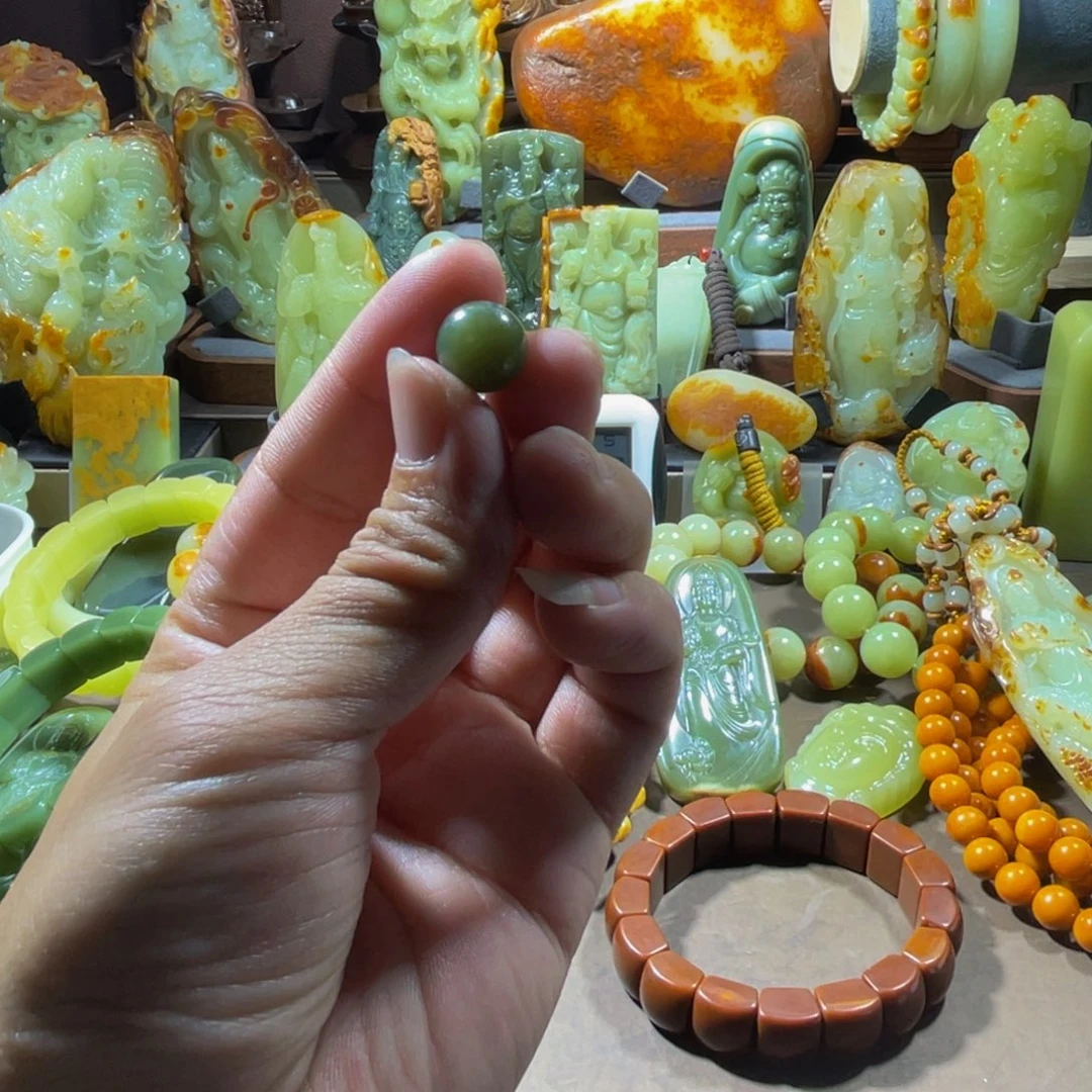 透闪石质玉未镶嵌颈饰蛙*