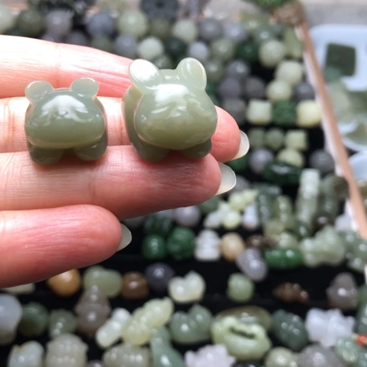 是***蓉和田玉未镶嵌颈饰