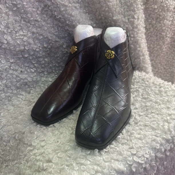 2025年女士底跟新款真皮鞋