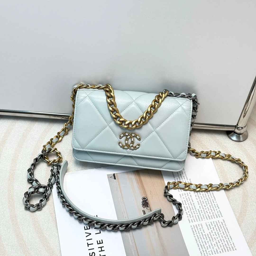 95新 Chanel/香奈儿 淡蓝色 金扣 羊皮 19bag woc包/647884654