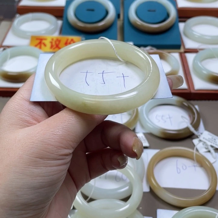 和田玉手镯未镶嵌