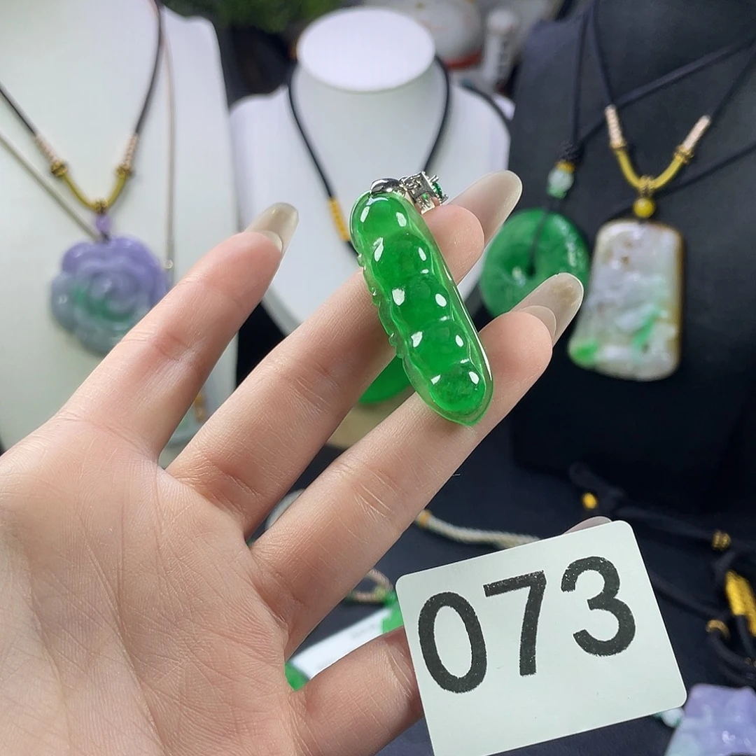 翡翠未镶嵌吊坠(赠链)