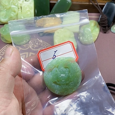 未镶嵌蛇纹石玉颈饰