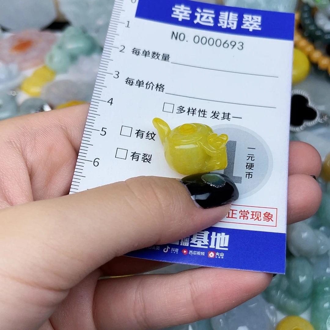 跟***谢翡翠未镶嵌颈饰693