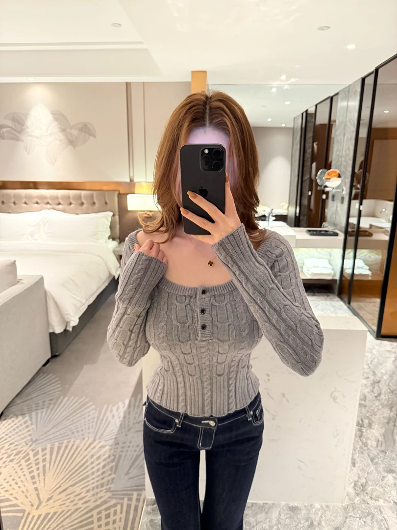 露锁骨长袖麻花毛衣针织衫女秋季2025新款气质修身显瘦上衣81010