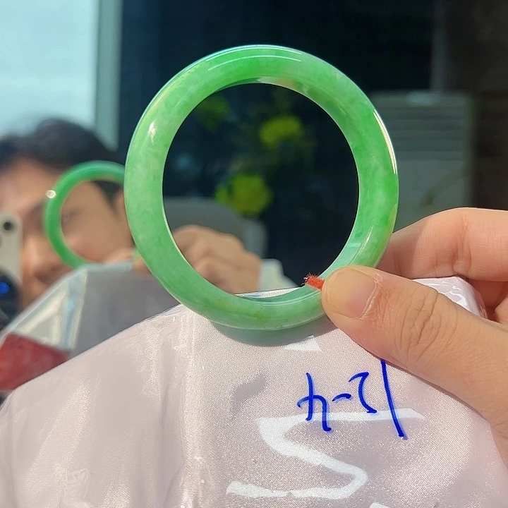 颈饰未镶嵌翡翠手镯
