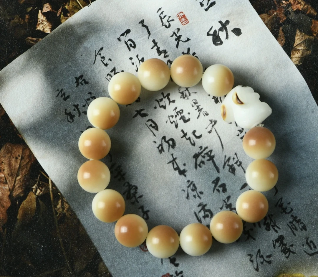 黄玉菩提精挑渐变炭烧12mm手串精雕玉兔款