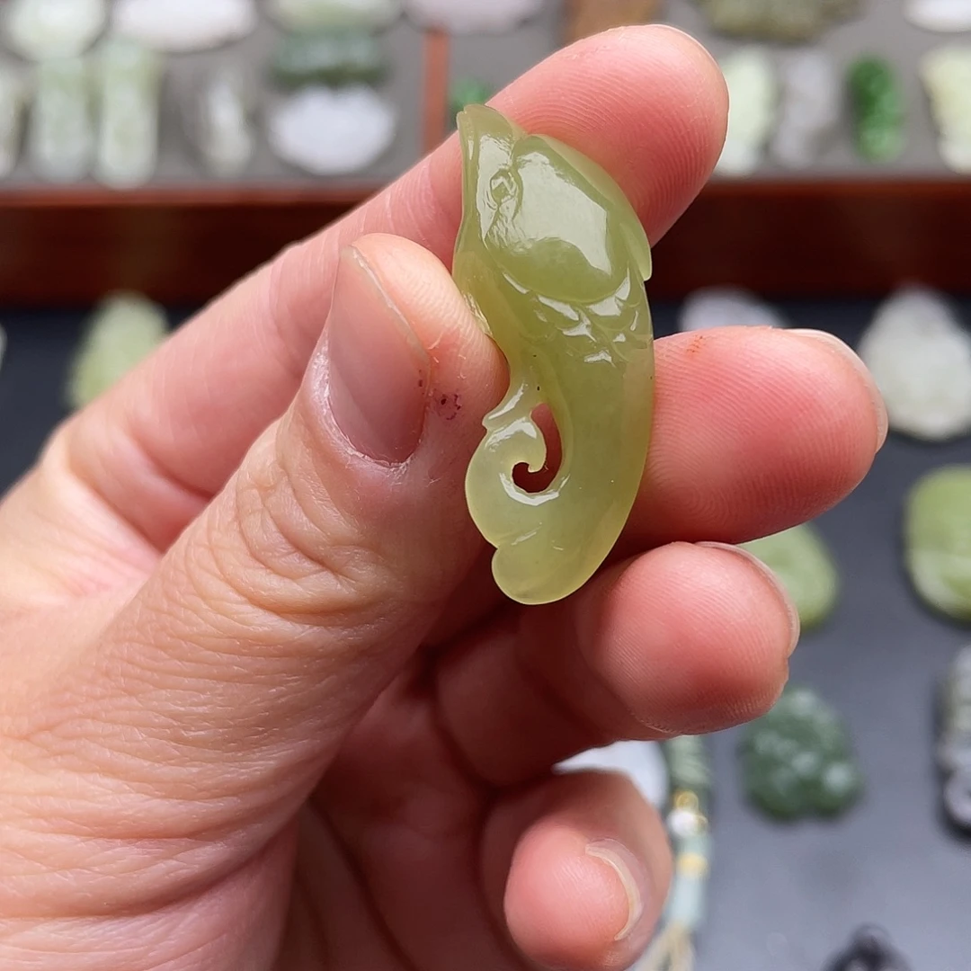 和田玉未镶嵌颈饰小海豚吊坠