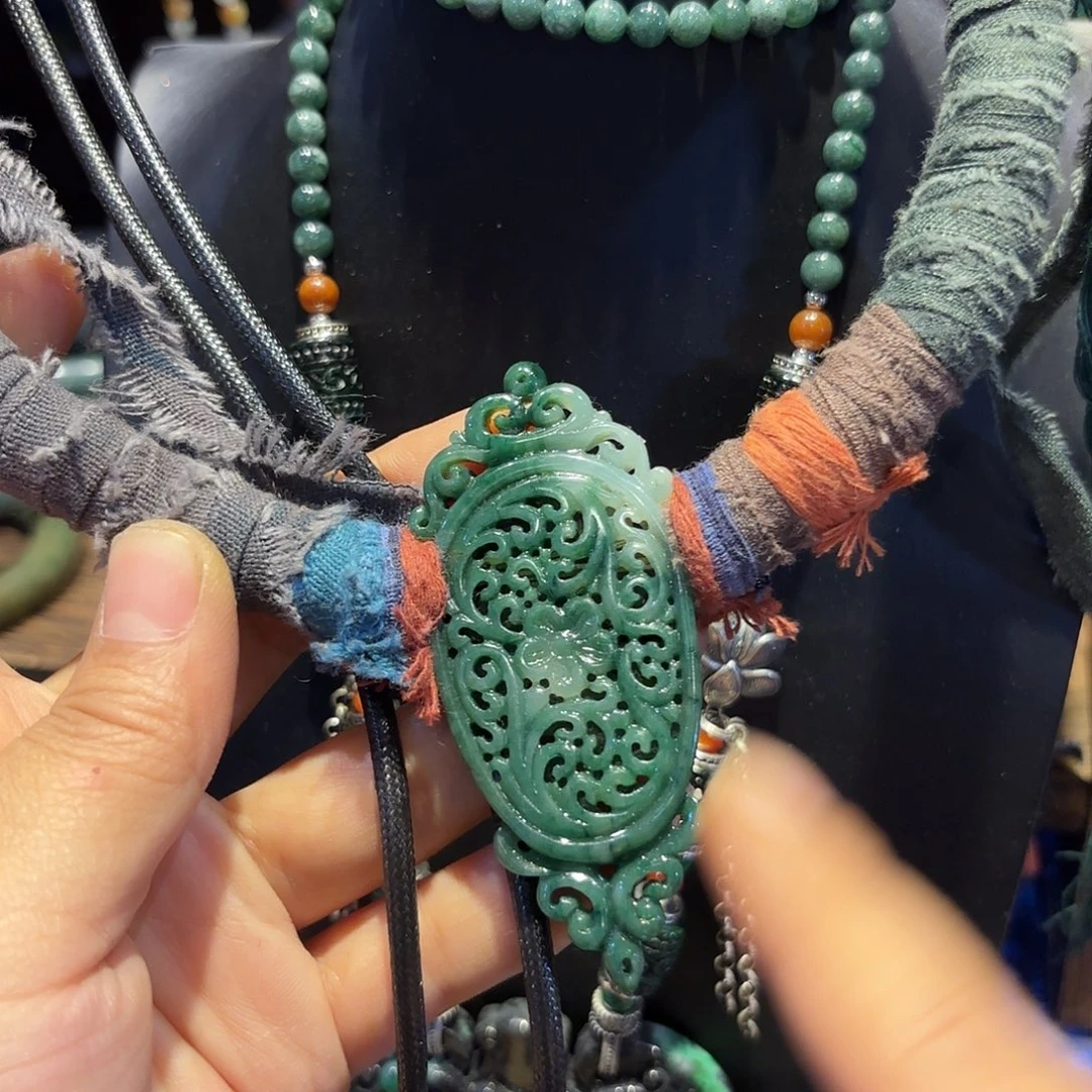 翡翠颈饰未镶嵌原创音乐