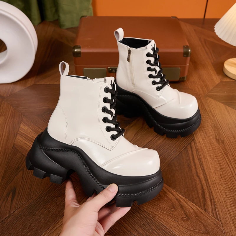 白色马丁靴女款2025秋冬新款英伦风松糕厚底短靴小个子内增高靴子