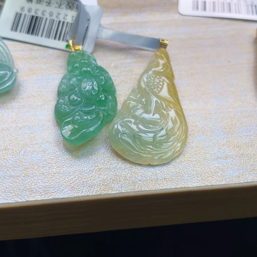周***珍颈饰18K金镶嵌翡翠吊坠