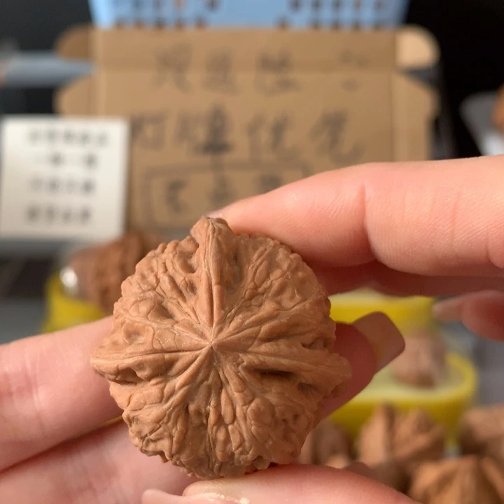 吾***歌吊坠文玩核桃异形单只，有瑕疵