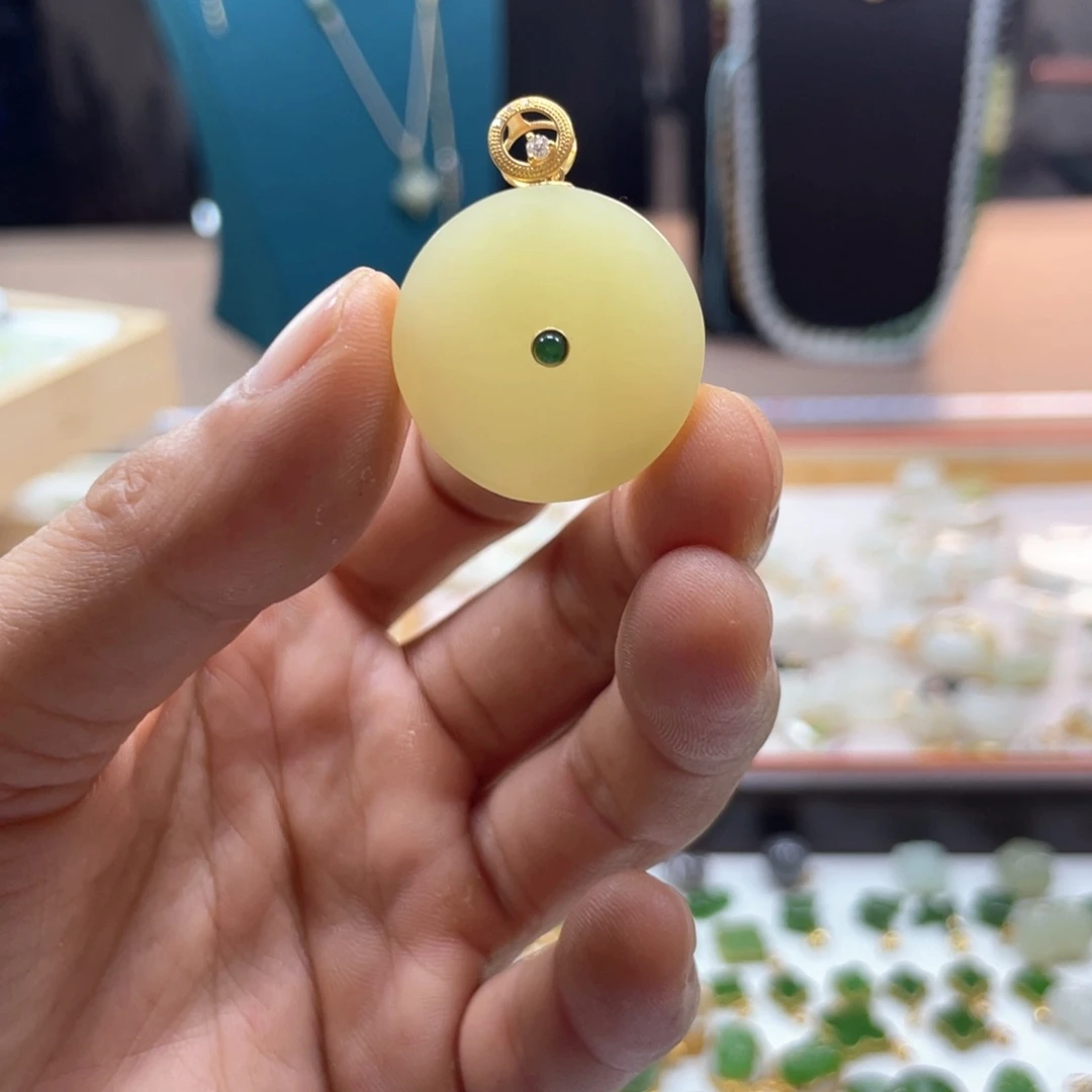 18K金镶嵌和田玉耳饰