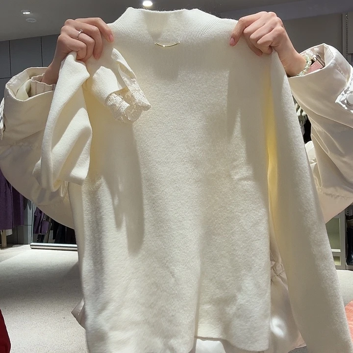 黑白两色立领蕾丝袖口打底衫