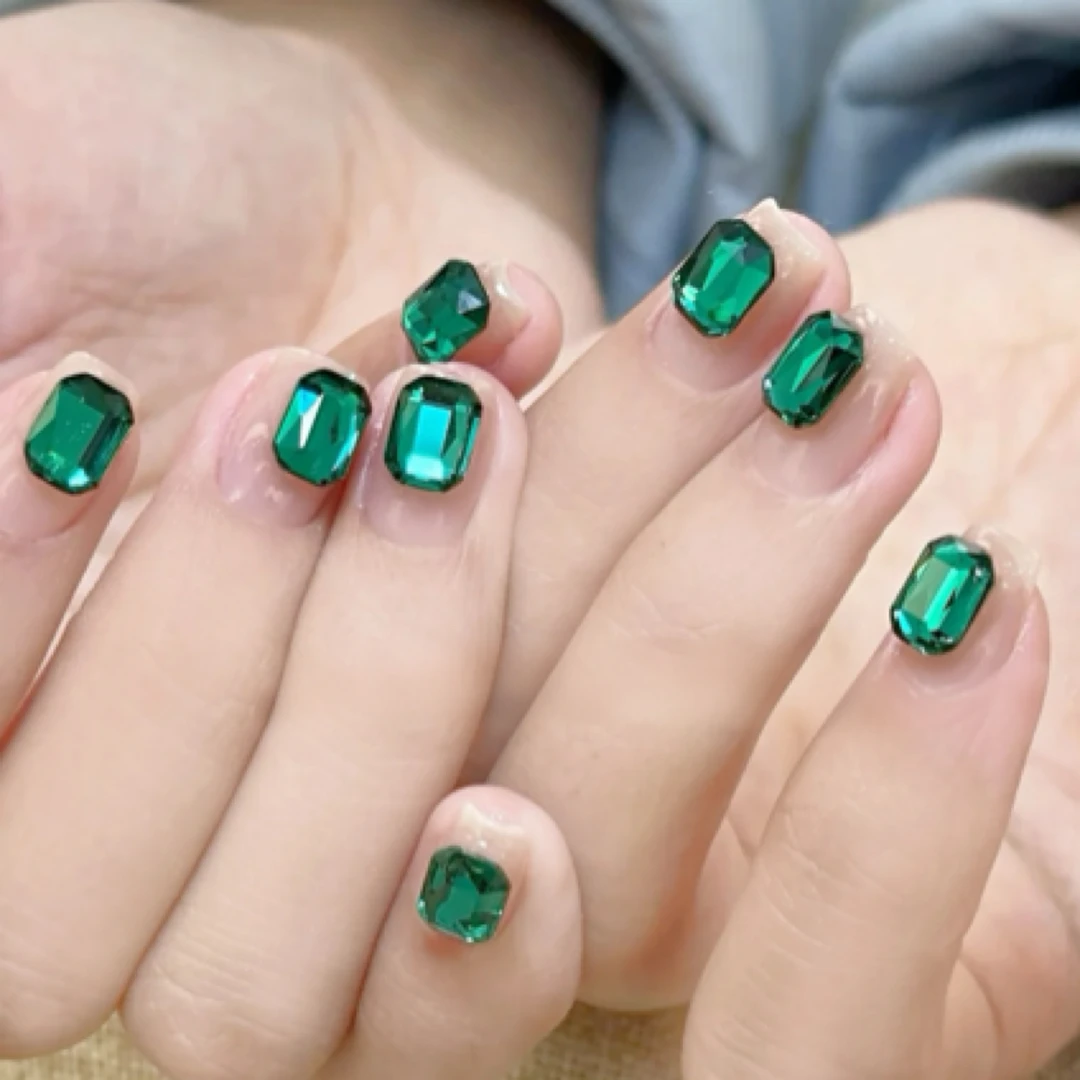豆豆甲穿戴甲片绿宝石手工穿戴甲裸色镶钻显白高级感短款气质美甲