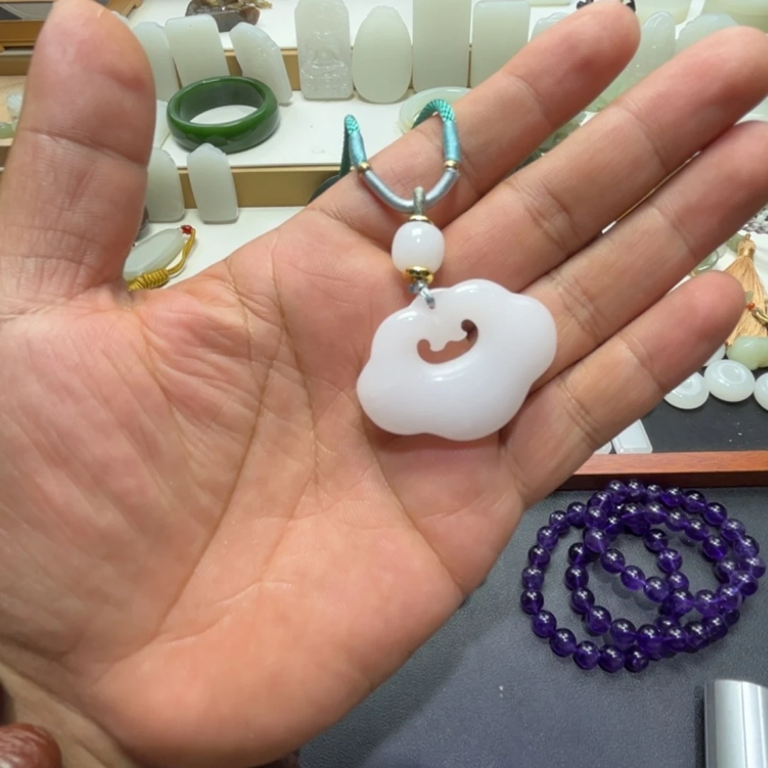石英质玉合金颈饰