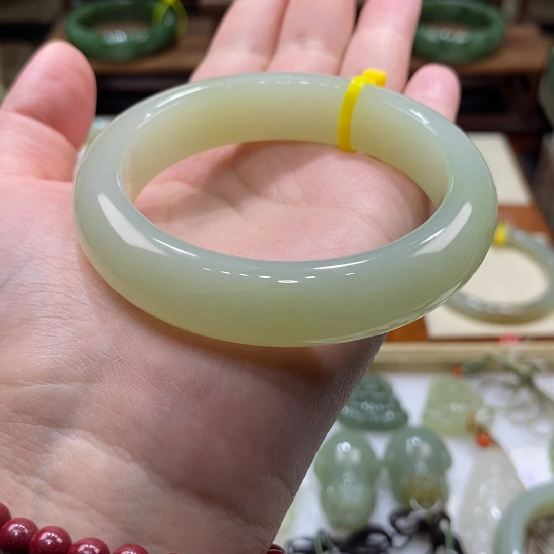 张***婷未镶嵌手镯和田玉