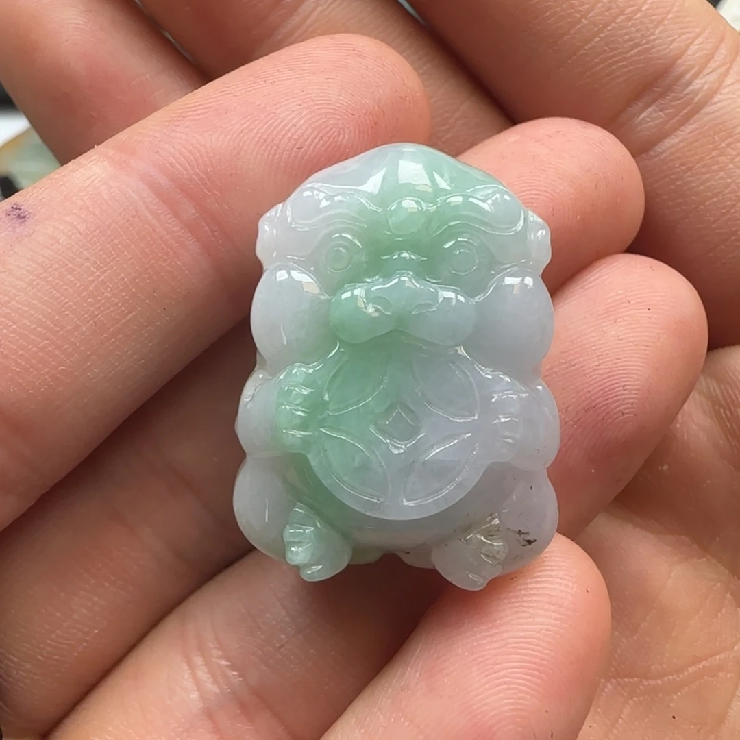 翡翠未镶嵌颈饰狮子