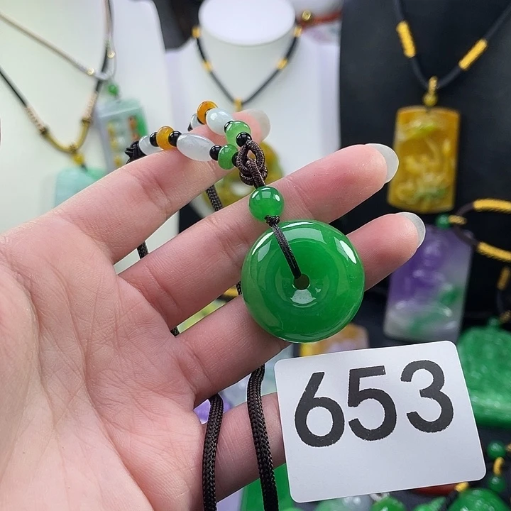 翡翠未镶嵌吊坠(赠链)