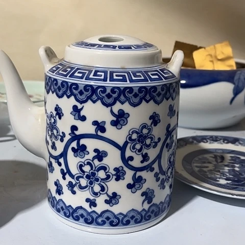 陶瓷手绘提梁壶一个
