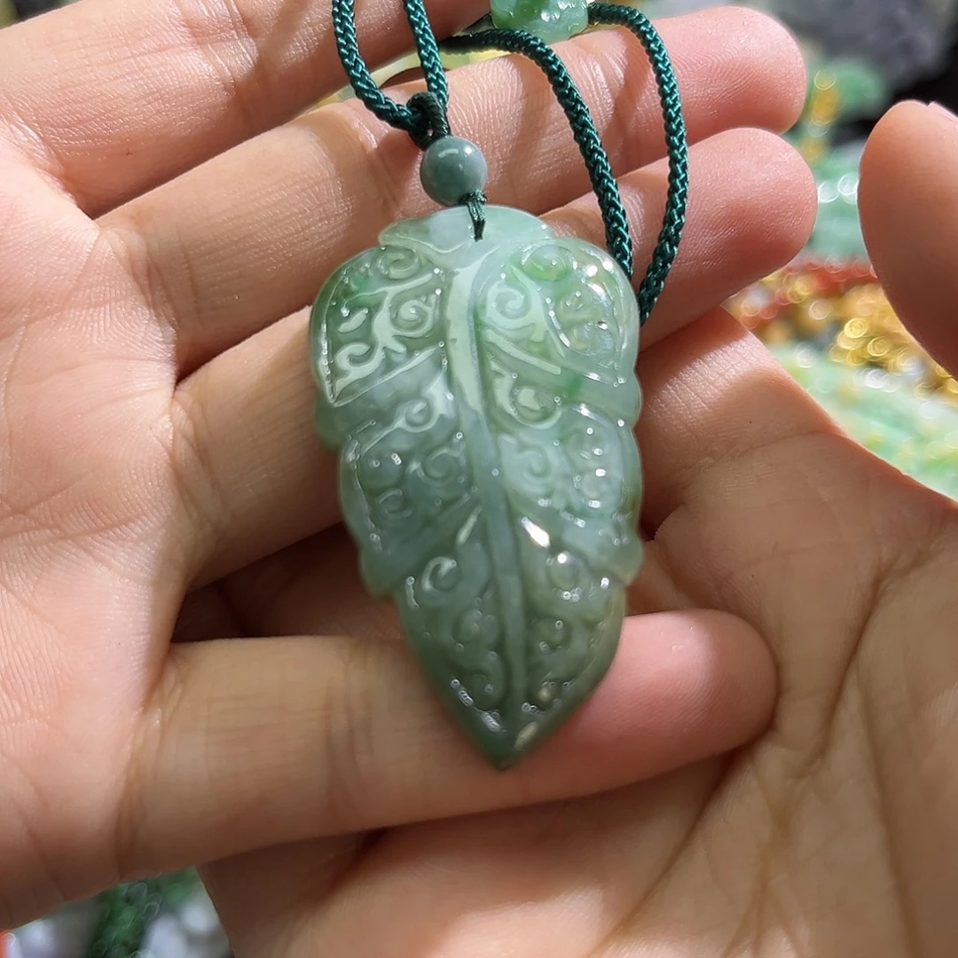 翡翠未镶嵌颈饰待编织