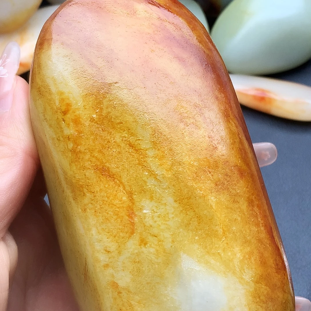 玉男女红皮白肉手吧摆件