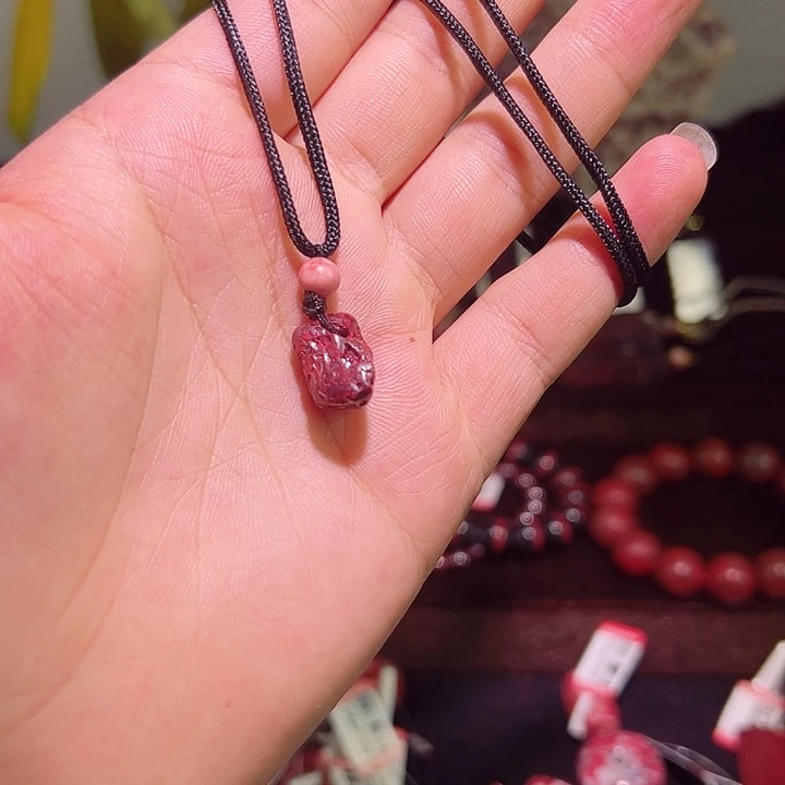 天然辰砂纯天然朱砂原矿吊坠