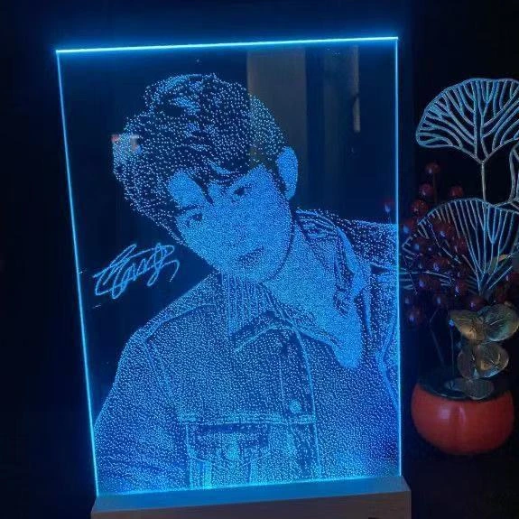 创意玻璃画定制生日节礼物简约现代设计雕刻技艺七彩发光底座大陆