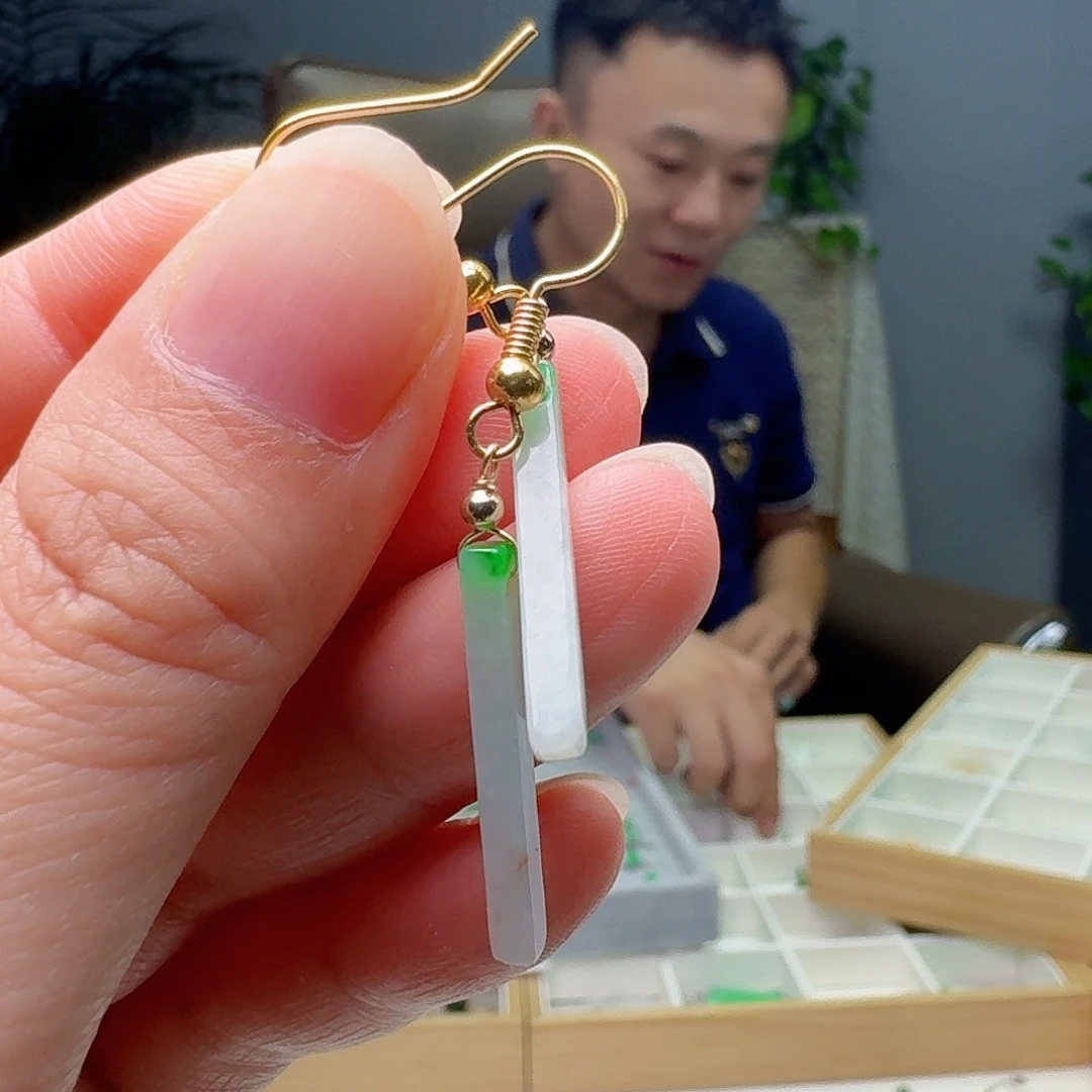 小***野未镶嵌翡翠耳饰天然