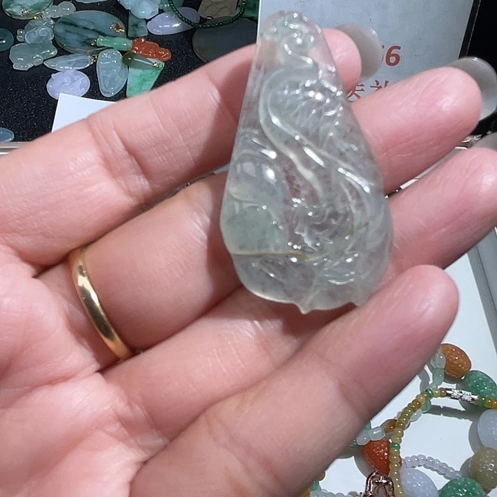 翡翠未镶嵌吊坠(赠链)