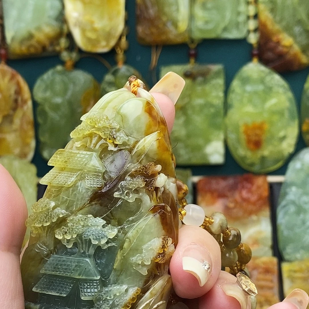 蛇纹石玉未镶嵌颈饰手工雕刻山水