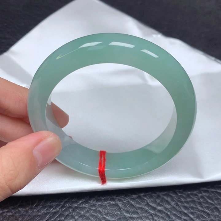 翡翠手镯未镶嵌。