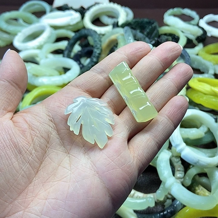 蛇纹石玉未镶嵌颈饰