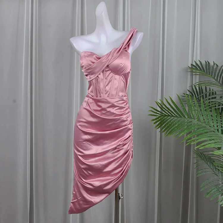 辣妹单斜肩带胸垫钢圈鱼骨露腰褶皱不规则裙摆连衣裙