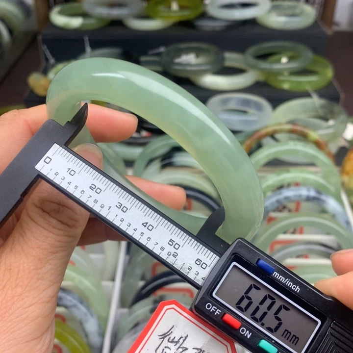 蛇纹石玉未镶嵌手镯390