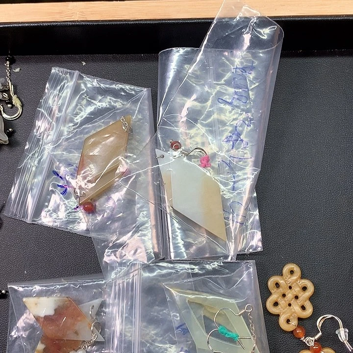 蛇纹石玉耳环未镶嵌浅**忆