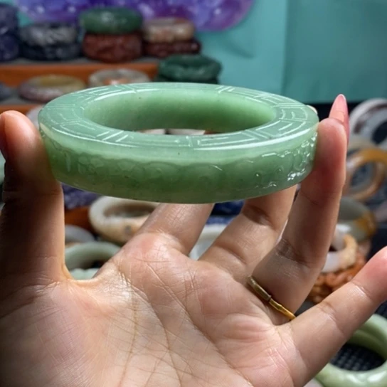 未镶嵌雕花手镯石英质玉